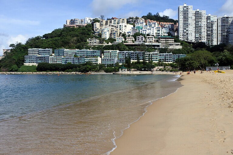 今から100年前、中国の海南島から砂を運び、ビーチリゾートとして開発。