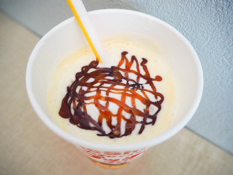 少し飲んでから、別添の「ちょい足しカラメルソース」をオンしてみました。