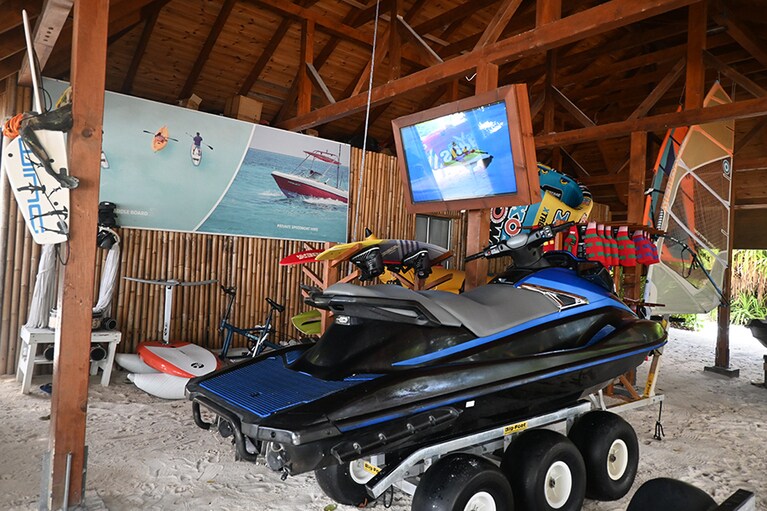 各種マリンスポーツも用意。エンジンを使わないものは無料のケースも。