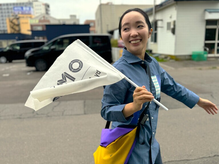 ご近所ガイドOMOレンジャーが自由市場へご案内。ホテルから歩いて15分ほど。