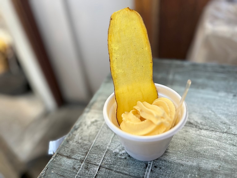 おさつチップ付ソフトクリーム350円。