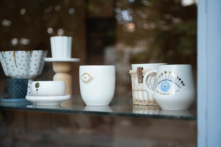 同じくホテルの並びに「ナザール・ボンジュウ」と呼ばれるトルコのお守りをモチーフにしたカップや雑貨なども販売している。