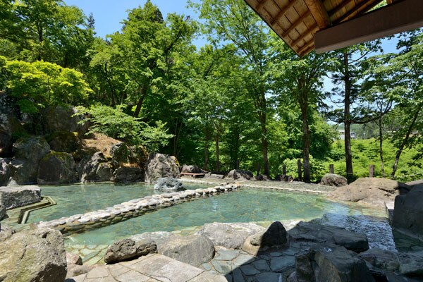 ホテルゆのたに荘［新潟／折立温泉］露天風呂。