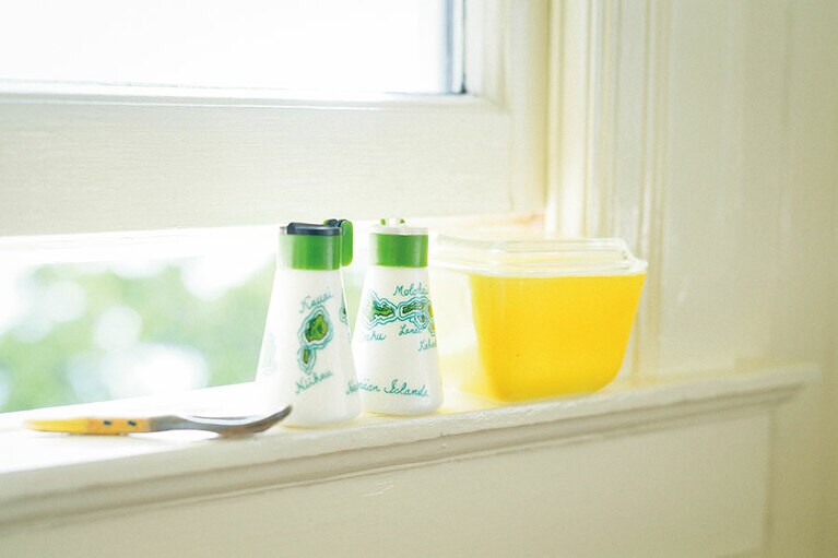 左から、色違いで揃えたい、陶芸作家、Shino Takedaのスプーン 18ドル／ナンバー 808、ハワイの地図が描かれたデッドストックの塩・コショウ入れセット 7ドル、ヴィンテージショップで見つけたオールドパイレックス 10ドル。状態も良好／ゼン・アンド・ナウ