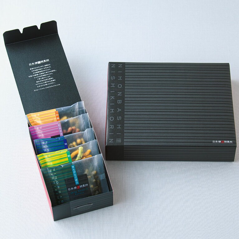 人気の5種類が食べきりサイズの小袋に入った〈かりんとう5袋入り〉864円、同じく各2袋入り〈かりんとう5種類10袋入り〉1,728円。