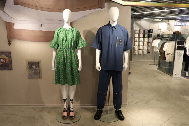 写真左：「ワンピース(5分袖)(ローズ)UNDERCOVER」2,990円、「ソックスUNDERCOVER」790円、「ウエッジサンダルUNDERCOVER」3,490円。 写真右：「ジップポケットシャツ(5分袖)UNDERCOVER」2,990円、「ジップジョガーパンツUNDERCOVER」2,990円、「ラウンドトゥシューズUNDERCOVER +E」3,990 円。