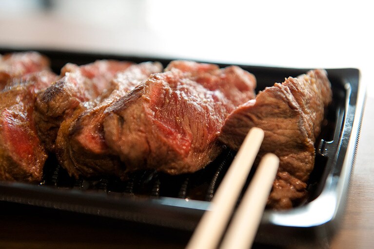 その名も「かけつけステーキ(230グラム)」800円。この日はUS産のミスジ。うまみたっぷりの赤身で、ペロッと完食できちゃいます。