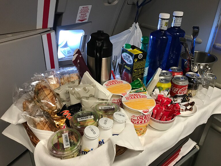 2回の食事の間には、フルーツやカップラーメン、スナック類、ドリンク類を自由にいただくことができる。アルコール類はCAさんが持ってきてくれる。