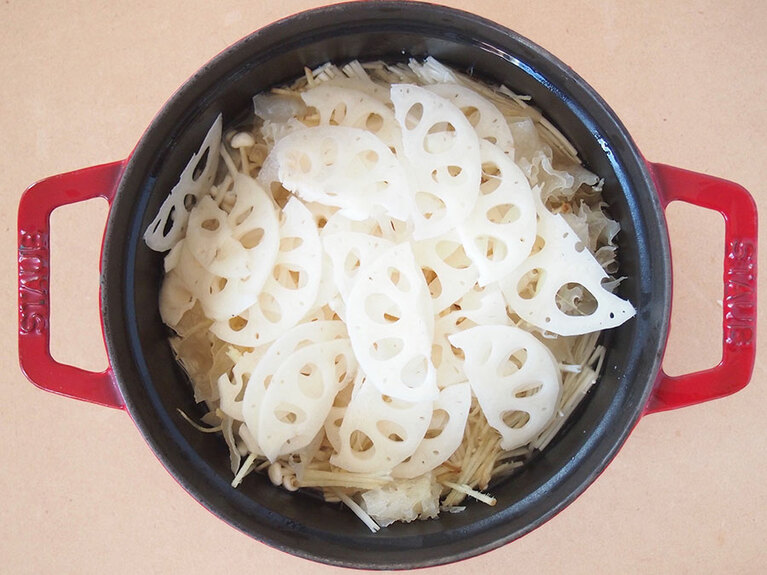 (2) 米を水で研ぎ、水分を捨て、だし汁と一緒に鍋に入れます。(1)の食材を全て鍋に入れます。※同じ工程で、炊飯器で炊くこともできます。