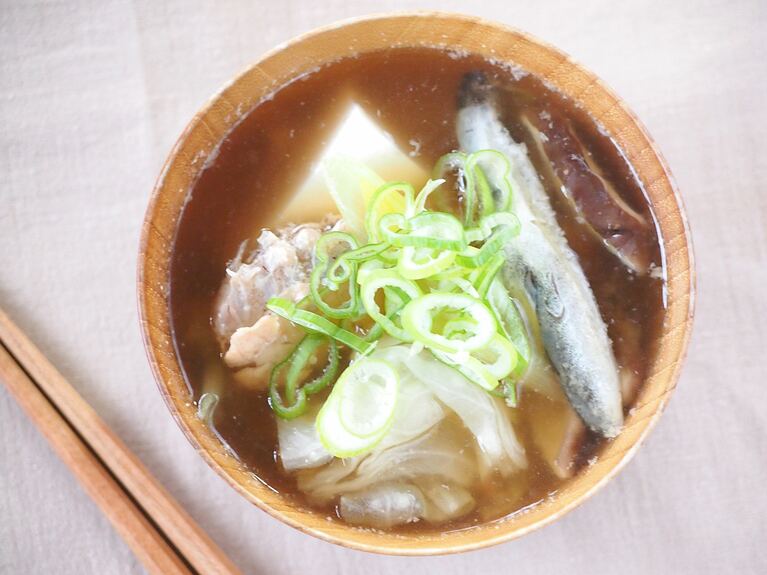 器に盛り付け、お好みで小口切りにした長ネギを飾って完成。