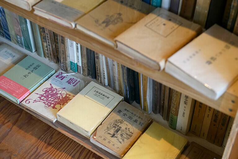 古書と現代作家の作品を隔てなく陳列しているのも個性的。足元まで古書がびっしり。