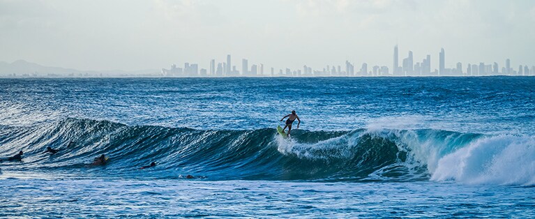 ゴールド・コーストの海を楽しむサーファー。photo:Tourism.australia.com