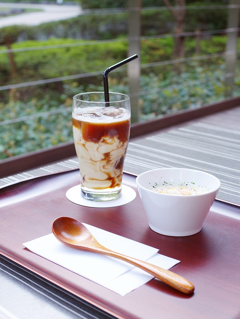 ミニサイズの豆乳トマトスープ(右)と秘伝豆の濃厚ソイラテ。後者には、まるでソフトクリームのような濃厚な豆乳が沈んでいる。