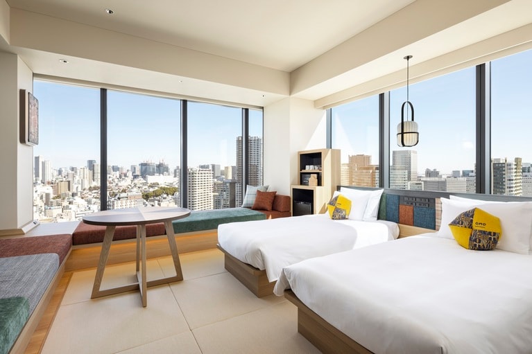 ワイドな眺望がうれしい「コーナーデラックスルーム」。定員4人まで。