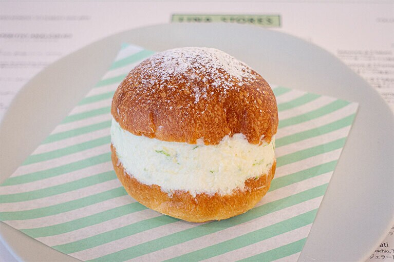 「オレンジ＆レモンピールのマリトッツォ」400円。