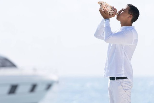 お出迎えのほら貝。新しいゲストの訪れを知らせます。