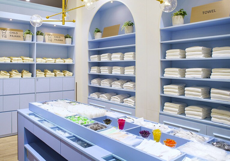 多彩なアイテムが並ぶ「TIROIR」。