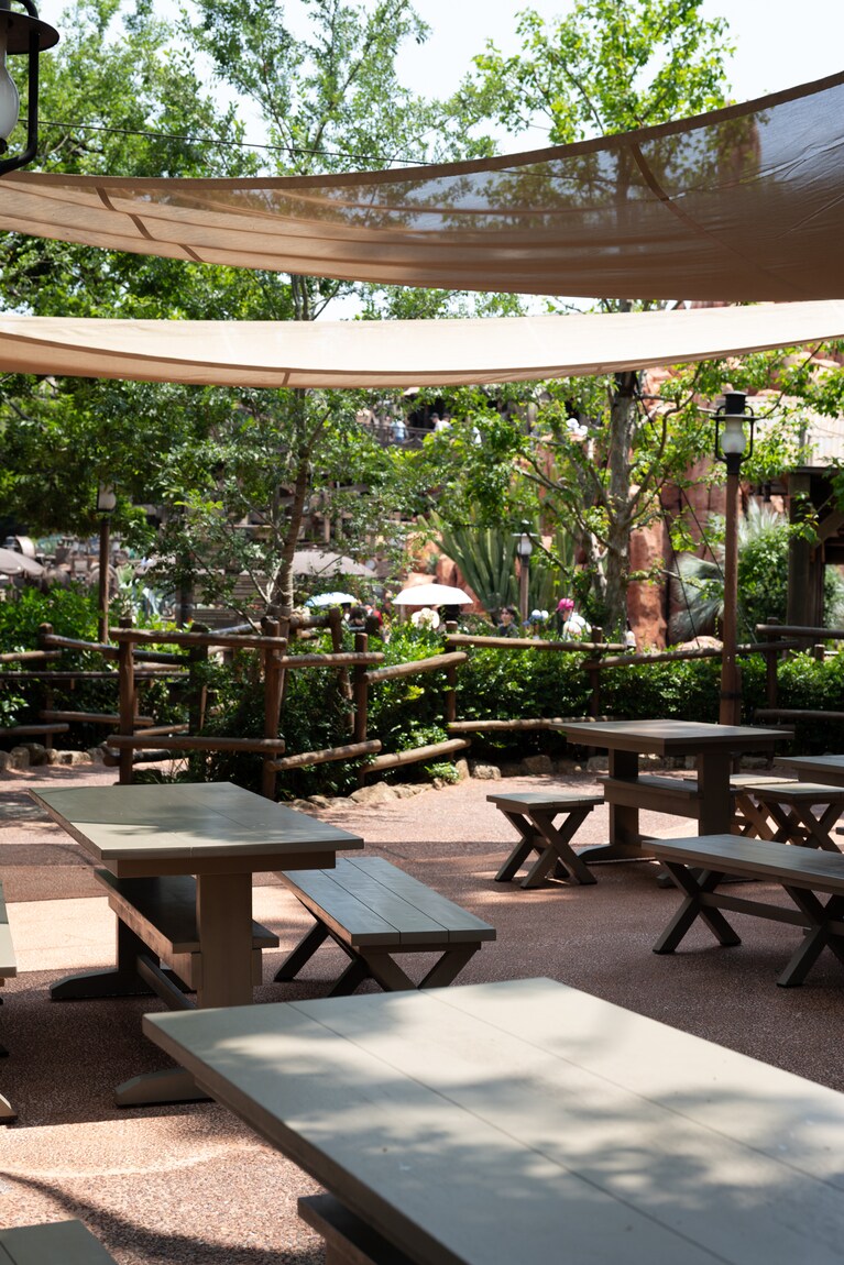 パーク内には、タープやベンチなどを備えた休憩スポットが用意されています。