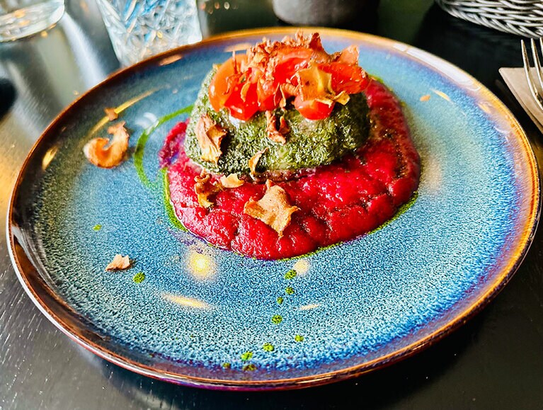 タラの料理。敷かれた赤いソースはビーツのピュレ。