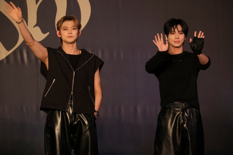 MOAに手を振るYEONJUNとTAEHYUN。