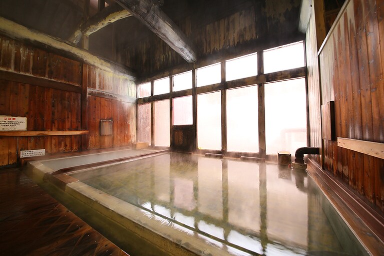 泡の湯旅館［長野／白骨温泉］内湯。