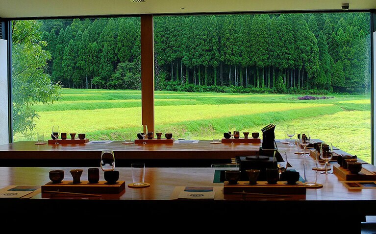 ［農口尚彦研究所］里山の鮮やかな風景を望むテイスティングルーム「杜庵」。
