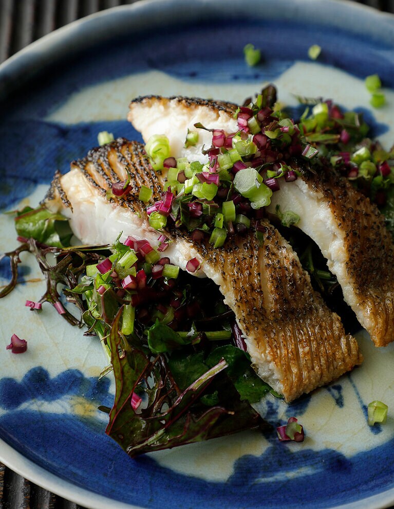 皮はバリッと香ばしく、身はふっくら。“イサキの炙り”にはルッコラや赤水菜を添えて。