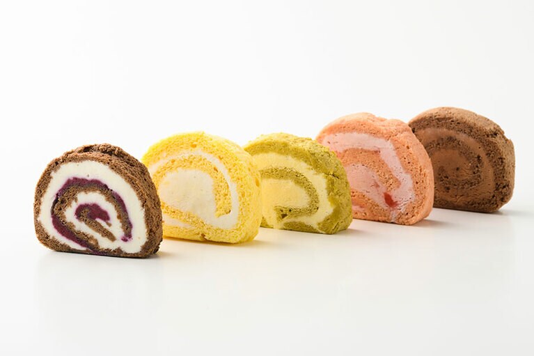 洋菓子工房 森と山「お米のロールアイス」各216円（約50g）。左から：ヨーグルトブルーベリー、ジャージーミルク、ピスタチオショコラ、ベリーストロベリー、チョコチョコチップ／熊本県