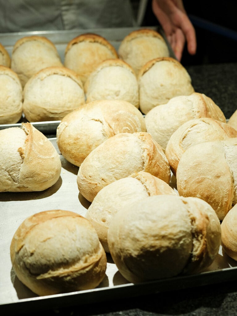 パンも毎日焼きたてを提供している。
