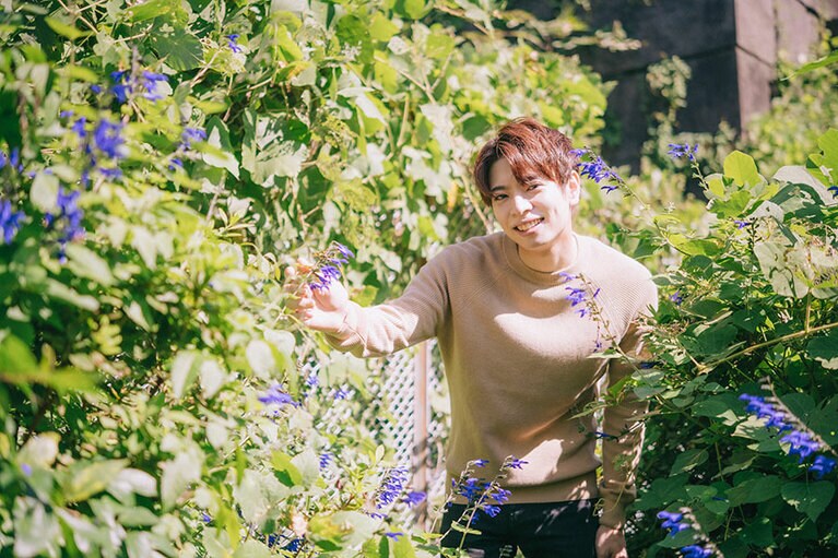 オフィス街から少し歩いた川ばたで、紫色のサルビアの花を見つけた佐藤さん。