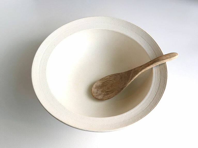 水餃子など汁けの多い料理をたっぷり盛れる。Photo：Haruka Ito