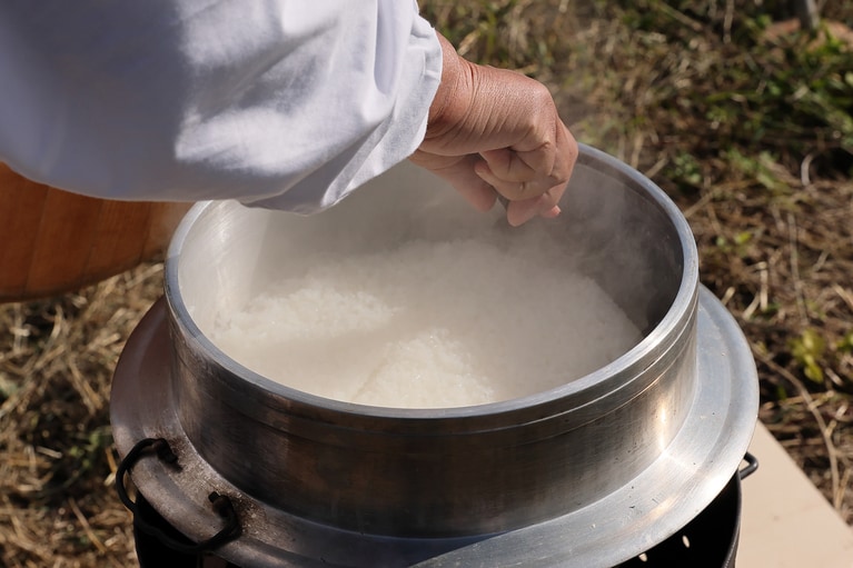 大きな羽釜で炊いた新米はまさに絶品。