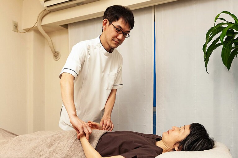 脈を整えてから本格的な施術が始まる。