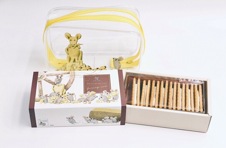 ポーチはこの季節特に使いやすいクリアタイプ。2,980円。