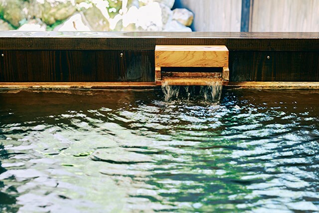 白浜温泉の泉質は4種類あり、万亭は硫黄泉と塩化物泉の複合泉のかけ流し。