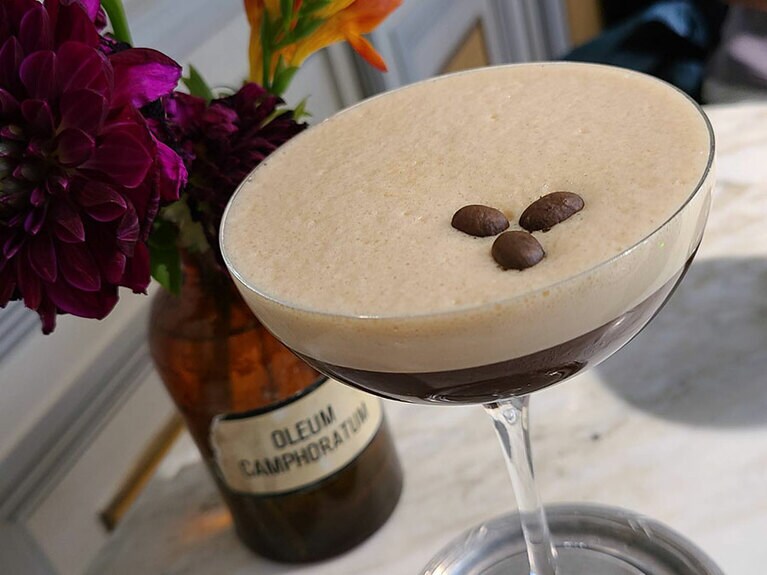 GUCCI のカフェ＆バール「Gucci Giardino 25」の美しいシェケラート。きめ細やかな泡とエスプレッソの美しい2層はバリスタの腕の見せ所。定番のトッピングはコーヒー豆！