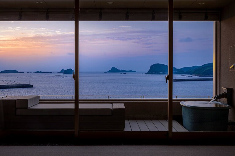 絶景が広がる客室の温泉。鉄分が豊富なので、白い洋服はご注意を。