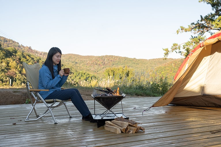 あてびの木をふんだんに使ったセンテラスでは、焚き火も気軽に楽しめます。