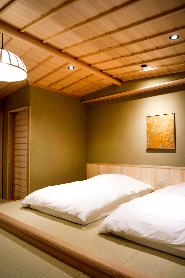 現代アートがさりげなく飾られた寝室。