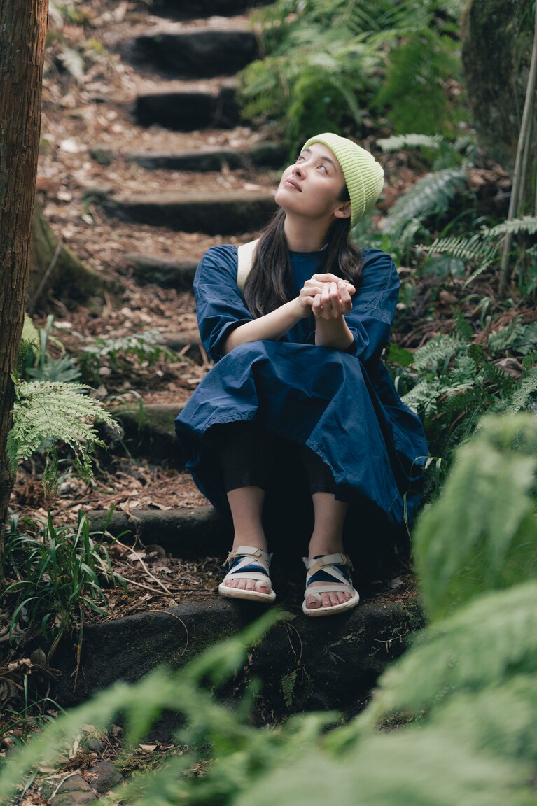 琉花さん着用のハリケーン テラ ダクトル。前足部の２本のストラップは伸縮性があり柔らかく、歩行時の足指のブレをしっかりサポート。