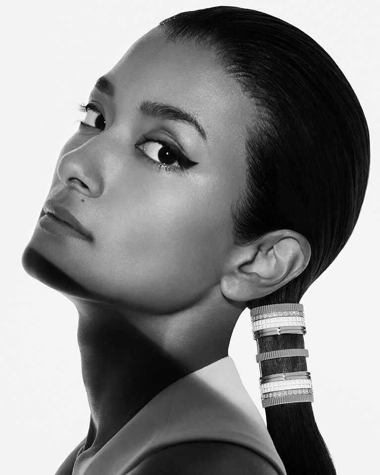 新作のヘアアクセサリーをまとうローラ。キャトル ダブルホワイト ヘアリング 6,534,000円／ブシュロン クライアントサービス。