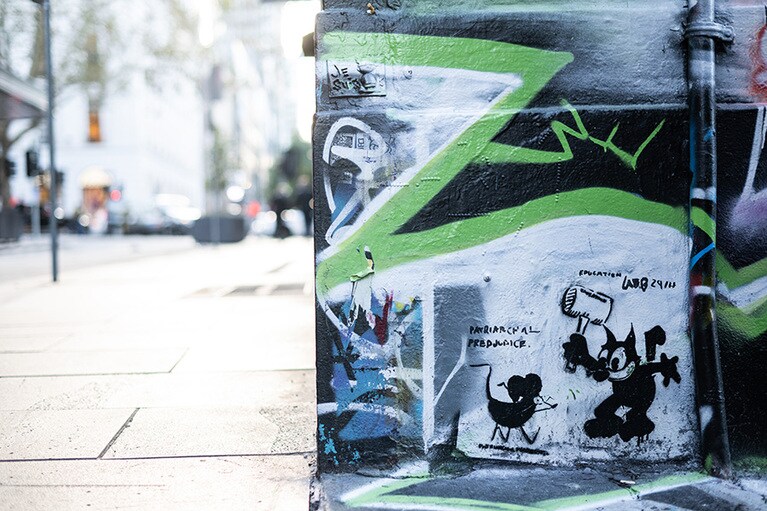 ストリートアートを眺めながらの散策が楽しいフリンダース・レーン界隈。