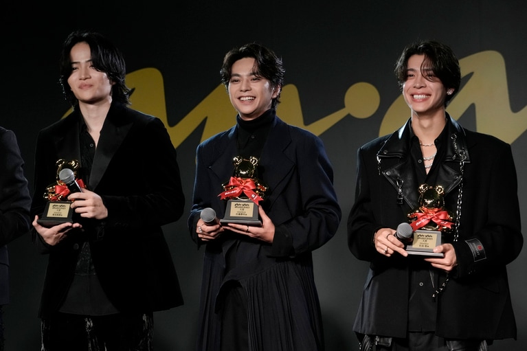 【画像】佐藤勝利、菊池風磨、松島聡…三者三様のスリーショット