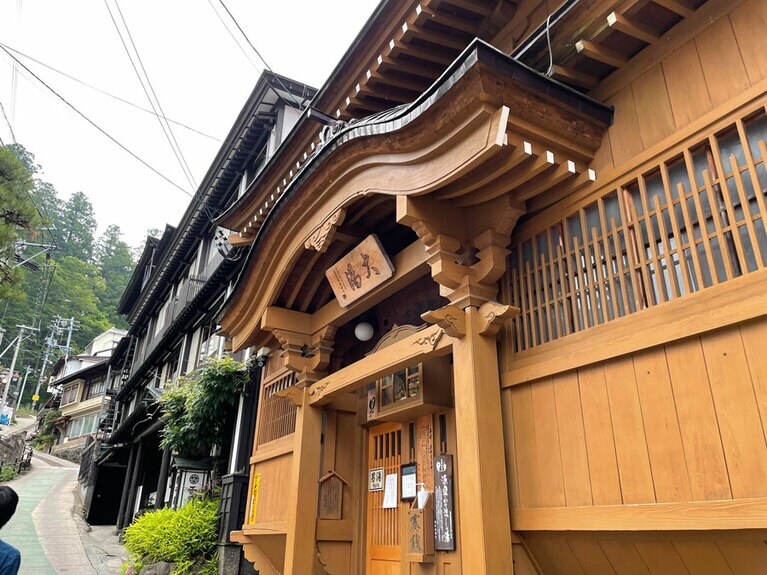 野沢温泉のシンボルともいえる大湯。温泉街の中心にあり、江戸時代の趣を現在に伝える美しい湯屋建築が目を引く。