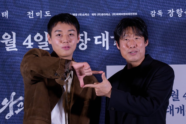 2027年1月8日公開予定の『王と生きる男』で主演を務めるユ・ヘジン（右）とパク・ジフン。©時事通信社