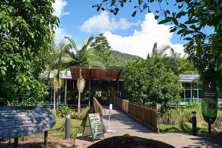 カルチュラル・センターの入り口。ショップなどもある。