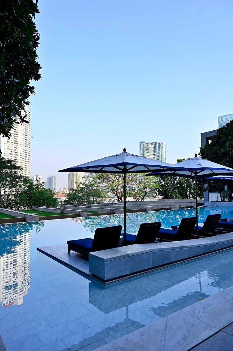 プールサイドでうたた寝していると、いつしか川を遊覧しているような気分に。