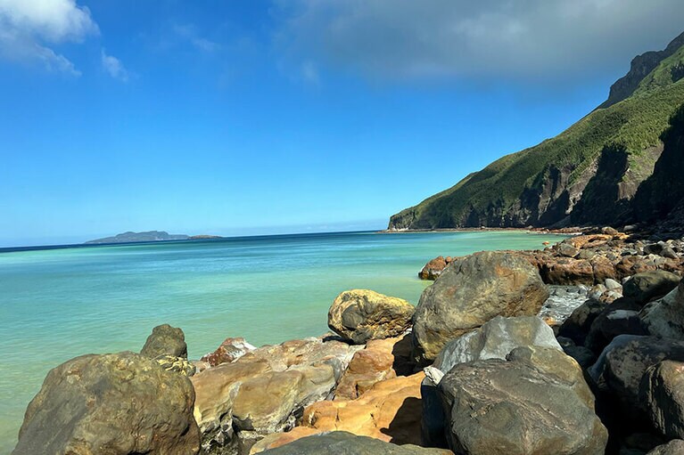 穴之浜に到着。近くで見ても、キレイな七色の海。
