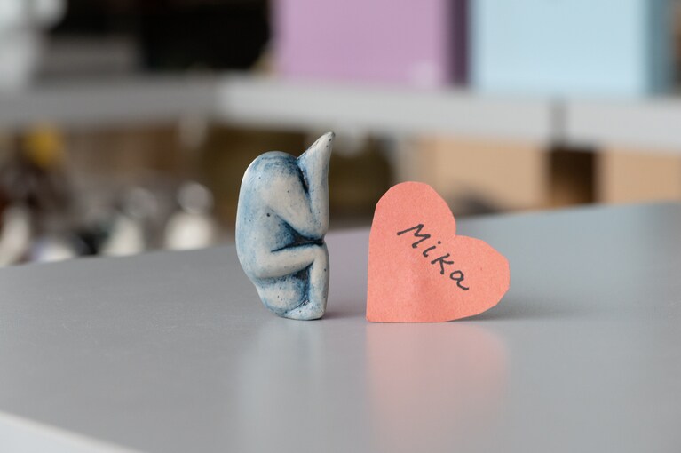 こちらもリサからのプレゼント。ヨガのポーズをとる置物。ハートの手紙を添えて。