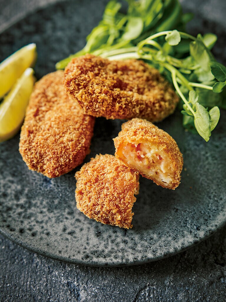 厳選したブラックタイガーをつなぎにまで使い、海老100％の旨味がギュッ。電子レンジでも衣はサクッ。おうちで揚げない海老カツレツ オリジナル味 10個 3,348円(税込)。